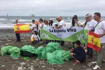 Campaña de limpieza de Vox en la playa teldense de La Restinga (Foto TA)